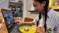 Naomi, siswi kelas 6 SD Bakti Mulya 400 Jaksel mengikuti kegiatan belajar mengajar (KBM) hari pertama secara online (daring) dari rumahnya di Bintaro, Senin (13/7/2020).