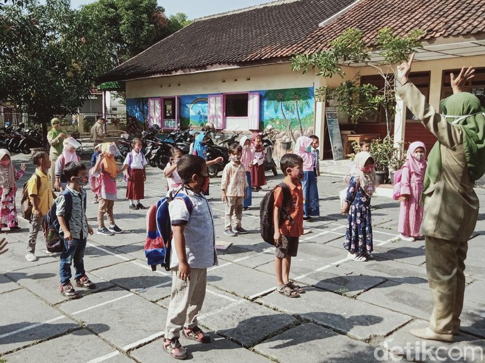 Hari pertama sekolah di SDN 2 Delanggu, Klaten, Senin (13/4/2020).
