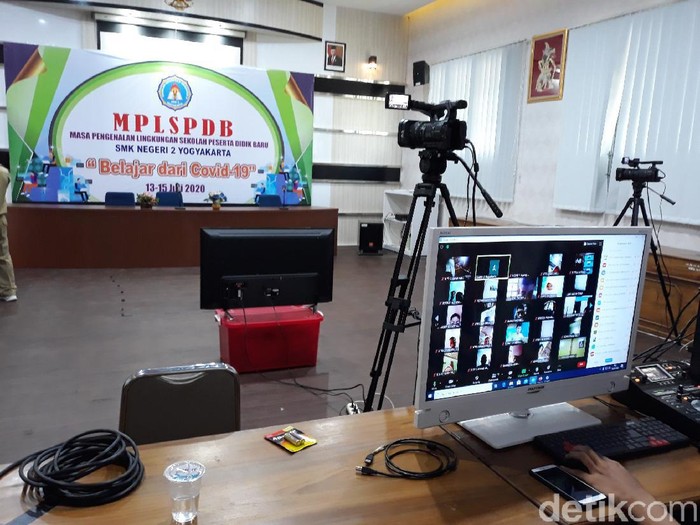 Hari pertama sekolah di SMKN 2 Yogyakarta, Senin (13/7/2020).