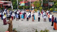 Diketahui, memasuki tahun ajaran baru 2020/2021, SMPN 2 Brebes menjadi sekolah percontohan kegiatan belajar mengajar (KBM) tatap muka di sekolah. Pantauan detikcom hingga Senin (13/7), kegiatan belajar mengajar di SMPN 2 Brebes diberlakukan untuk kelas VII dan VIII. Para siswa di tiap kelas dibagi menjadi tiga kelompok dan berlaku sistem shift atau bergiliran.