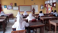Selama seminggu tiap siswa berangkat dua kali. Sejumlah protokol kesehatan pun diterapkan di sekolah tersebut, salah satunya para siswa yang masuk sekolah akan diperiksa suhu tubuhnya. Selain itu, tak hanya siswa, para guru pun diwajibkan untuk mengenakan masker maupun face shield atau pelindung wajah saat beraktivitas di sekolah.