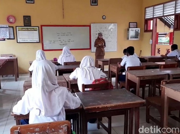Masuki tahun ajaran baru 2020/2021, SMPN 2 Brebes jadi sekolah percontohan KBM tatap muka di sekolah. Siswa dan guru diwajibkan pakai masker saat beraktivitas.