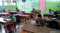 Sementara itu, di sekolah lain tahun ajaran baru ini dimulai dengan masa pengenalan lingkungan sekolah (MPLS). Misalnya saja di SMPN 1 Wanasari, siswa yang datang ke sekolah diarahkan untuk melakukan kegiatan tadarus, penyampaian MPLS beserta tata tertib sekolah dan pengambilan buku paket.