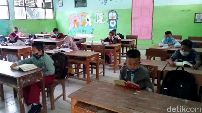 Masuki tahun ajaran baru 2020/2021, SMPN 2 Brebes jadi sekolah percontohan KBM tatap muka di sekolah. Siswa dan guru diwajibkan pakai masker saat beraktivitas.