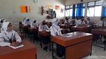 Hari Pertama Sekolah, Siswa di Brebes Kompak Pakai Masker