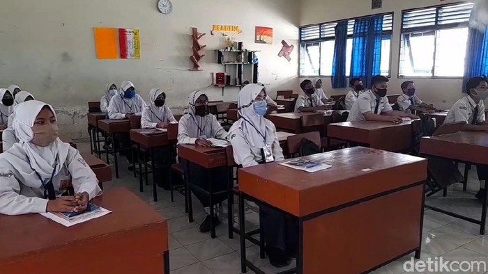 Hari Pertama Sekolah, Siswa di Brebes Pakai Masker Masuki tahun ajaran baru 2020/2021, SMPN 2 Brebes jadi sekolah percontohan KBM tatap muka di sekolah. Siswa dan guru diwajibkan pakai masker saat beraktivitas.