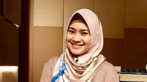 Intip Jeroan Rumah Ikke Nurjanah yang Homey Bernuansa Kayu