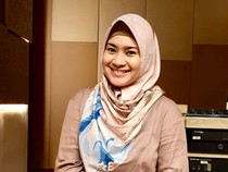 Intip Jeroan Rumah Ikke Nurjanah yang Homey Bernuansa Kayu