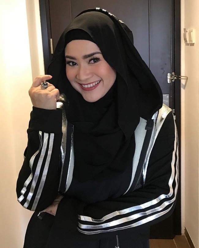 Pedangdut senior Ikke Nurjanah juga memiliki nama asli yang berbeda dari nama panggungnya. Nama asli Ikke ialah Hartini Erpi Nurjanah. Foto: instagram