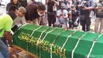 Ayah Ivan Gunawan Meninggal Dunia, Ini Suasana Pemakamannya