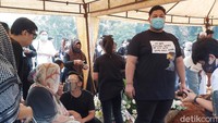 Beberapa sahabatnya seperti Ruben Onsu pun turut hadir di pemakaman.
