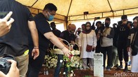 Ivan Gunawan pun tampak tabah kala melepas kepergian sang ayah.
