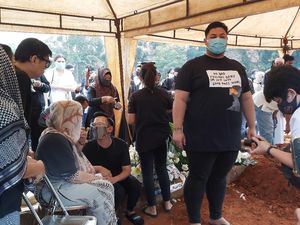 Pemakaman Ayah Ivan Gunawan Dipadati Warga