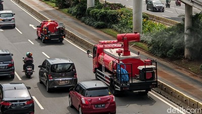 Jalan Protokol DKI Jakarta Terus Disemprot Disinfektan