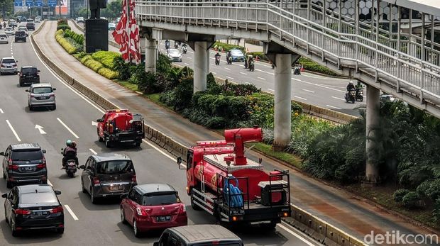 Jalan Protokol DKI Jakarta Terus Disemprot Disinfektan Mobil petugas melakukan penyemprotan disinfektan di jalan Sudirman, Senin (13/7/2020). Laporan terbaru menyebutkan penambahan kasus positif Corona di DKI Jakarta mengalami peningkatan. Terakhir, laporan kasus baru Corona di DKI pada 12 Juli sebanyak 404 kasus baru.