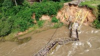 Jembatan yang ambruk itu menghubungkan Desa Bandungan, Kecamatan Bulango Utara dan Desa Tulalobutu, Kecamatan Tapa, Kabupaten Bone Bolango, Gorontalo.