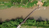 Sebelum jembatan tersebut ambruk pada Minggu (12/7/2020), wilayah Bone Bolango diguyur hujan cukup deras. Debit air Sungai Bolango yang terus meningkat diduga membuat bibir sungai dan fondasi jembatan mengalami abrasi.