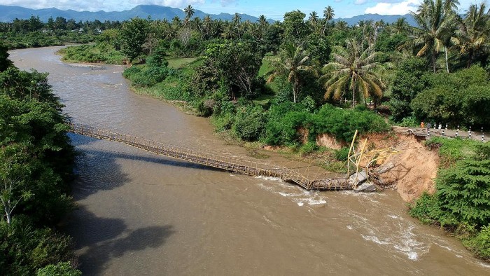 Jembatan Gantung di Gorontalo Ambruk Akibat Abrasi Kondisi jembatan gantung yang putus di Desa Bandungan, Kabupaten Bone Bolango, Gorontalo, Senin (13/7/2020). Jembatan yang dibangun pada tahun 2002 dan menjadi salah satu akses lintas Kecamatan Bulango Utara dan Tapa tersebut putus usai tergerus arus sungai pada Minggu (12/7) kemarin. ANTARA FOTO/Adiwinata Solihin/wsj.
