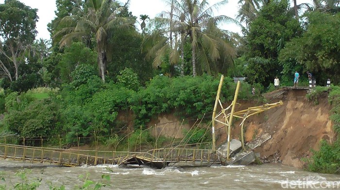 Jembatan penghubung 2 kecamatan di Gorontalo ambruk (Ajis-detikcom).