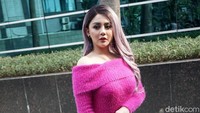 Jenita Janet tampil dengan atasan pink berpotongan sabrina dan celana hitam. Pool/Palevi S/detikFoto.