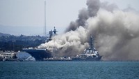 Kapal perang USS Bonhomme Richard terbakar di pangkalan Angkatan Laut San Diego, Minggu (12/7/2020) waktu setempat. AP Photo/Denis Poroy.