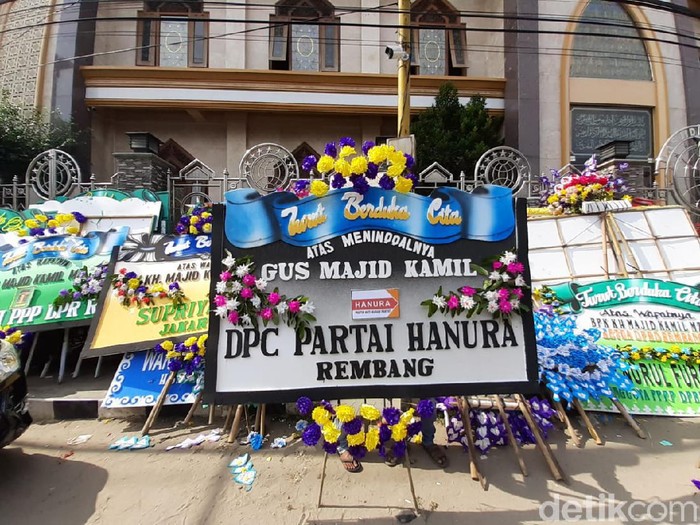 Karangan bunga duka cita meninggalnya KH Majid Kamil MZ atau Gus Kamil di Ponpes Al-Anwar Sarang,Rembang, Senin (13/7/2020).  (Arif Syaefudin/detikcom)