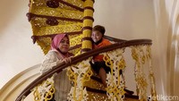 Sejumlah pengunjung berwisata ke Istana Siak, Riau, yang kembali dibuka untuk umum.