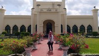 Untuk masuk ke dalam Istana Siak, pengunjung harus terlebih dahulu membayar tiket masuk Rp 10 ribu per orang. Keindahan Istana Siak tak hanya menarik perhatian para orang dewasa, tak sedikit anak-anak yang datang berkunjung sekaligus untuk mengenal sejarah Kesultanan Siak Sri Inderapura.