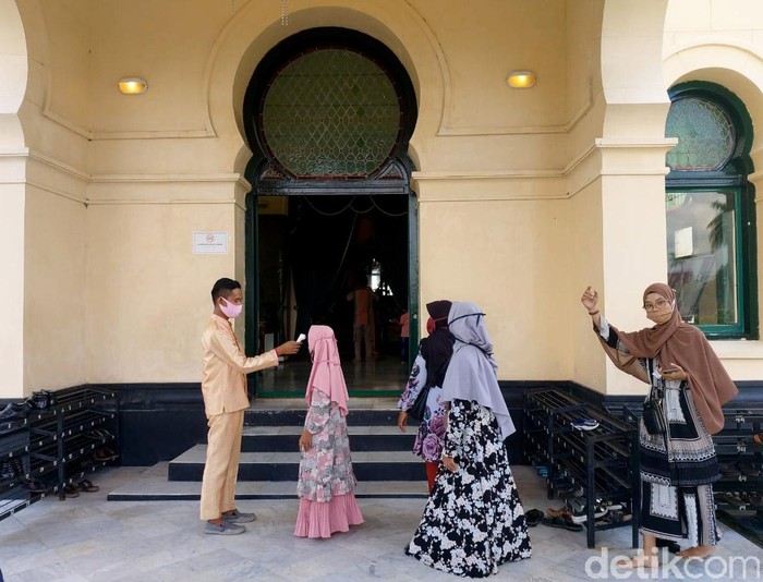 Objek wisata Istana Siak di Riau kembali dibuka untuk umum. Sejumlah protokol kesehatan diterapkan guna mencegah penyebaran COVID-19.