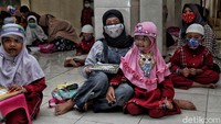 Jumlah anak-anak yang mengaji itu berjumlah 150 orang dengan dibagi menjadi dua shift yaitu sore dan malam.