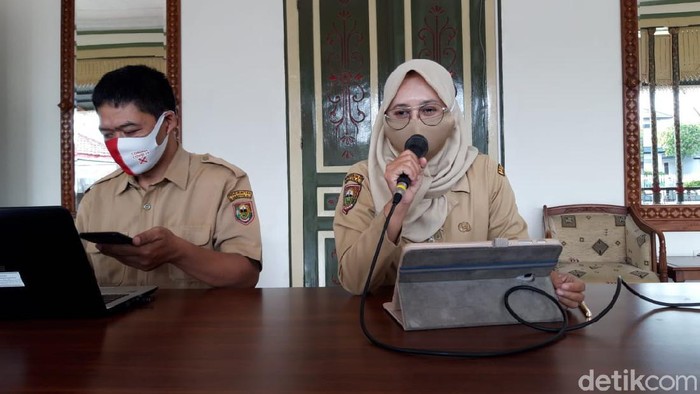 Kepala Dinkes Boyolali, Ratri S Survivalina saat jumpa pers di kantornya, Jl Pandanaran, Boyolali