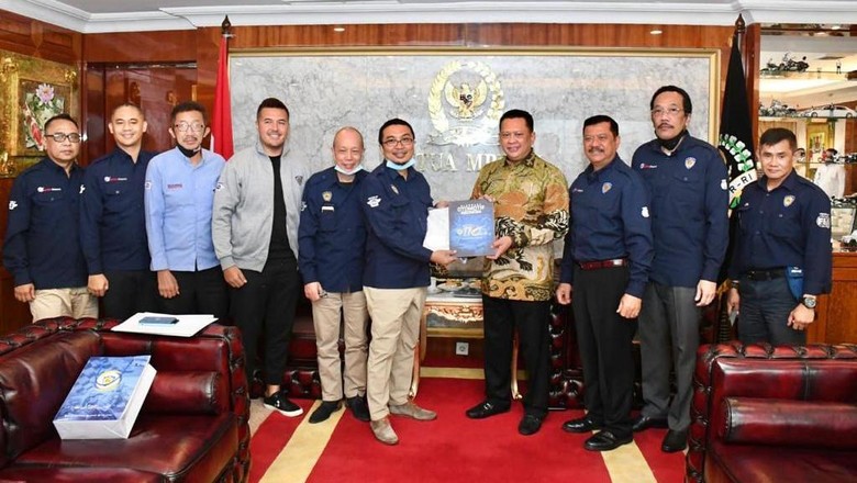 Ketua MPR Bambang Soesatyp Ketua MPR Bambang Soesatyp