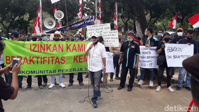 Komnitas Pekerja Seni demo di depan Balai Kota DKI.