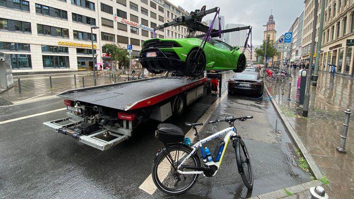 Lamborghini diciduk gara-gara parkir di tempat pengecasan mobil listrik