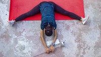 Atlet Anggar Siti Nurlaela berlatih secara mandiri di Desa Tunggakjati, Karawang, Jawa Barat, Minggu (12/7/2020).