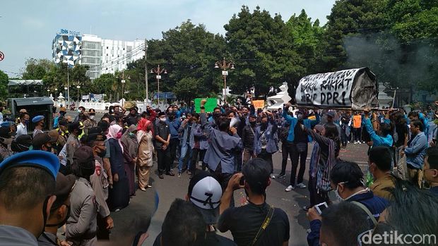 Mahasiswa cirebon demo tuntut ruu pks segera disahkan