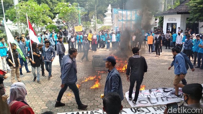 Mahasiswa cirebon demo tuntut ruu pks segera disahkan