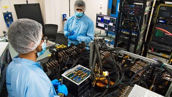 Ini adalah misi antar planet pertama yang diluncurkan UEA dan misi pertama yang dipimpin oleh negara Arab Muslim. Jika misi berjalan lancar, mereka akan tiba di orbit Mars pada awal 2021. AP Photo/Jon Gambrell  