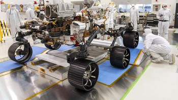 Ingenuity akan menjadi bintang dari Perseverance Rover, robot penjelajah yang dirancang untuk membantu para ilmuwan mengetahui kemungkinan adanya kehidupan di planet Mars. J. Krohn/NASA via AP  