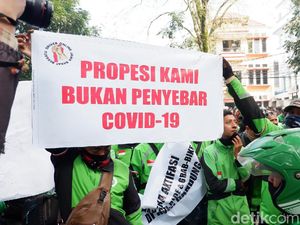 Tuntut Aktivasi-Bebas Rapid, Massa Ojol Demo di Balkot Bandung