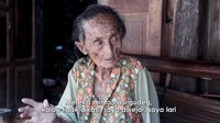 Mbah Lindu, sosok penjual gudeg ikonik di Jogja. Ia meninggal dalam usia hampir 100 tahun pada 12 Juli 2020. Mbah Lindu berjualan gudeg selama lebih dari 80 tahun. Foto: YouTube / LumixIndonesia