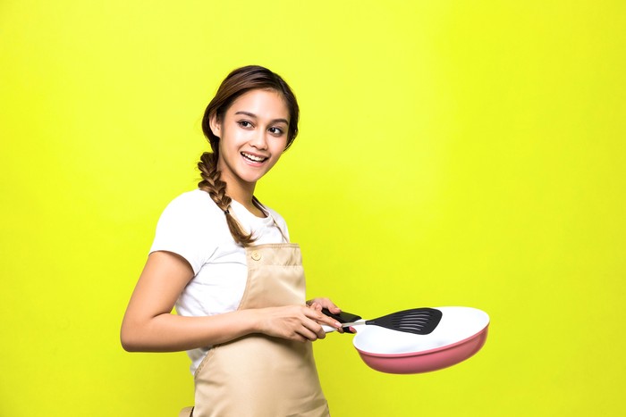 Milenial Malas Belajar Masak Crying man with pan on head on gray background