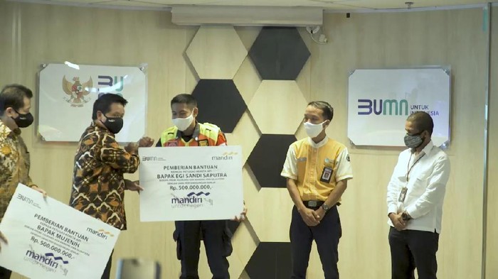 Mujenih dan Egi Sandi Saputra, Petugas KRL jujur kembalikan Rp 500 Juta dapat penghargaan.