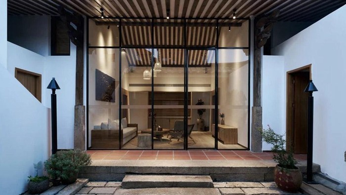 Nipu Mata, Rumah Modern Ini Kelihatan Kuno dari Luar Rumah ini mengusung konsep jadul dan modern. Bila dilihat sekilas dari luar memang tampak kuno. Tapi lihat bagian dalamnya.
