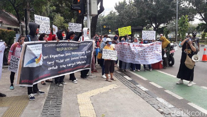 Orang tua aksi di depan Balai Kota DKI Jakarta