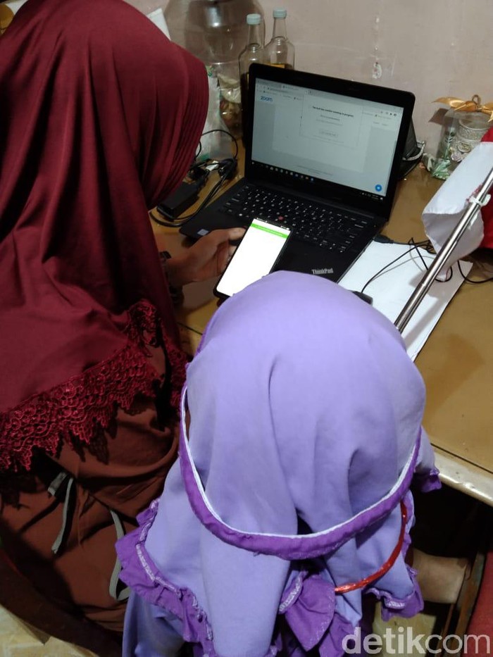 orangtua mendampingi anaknya belajar daring