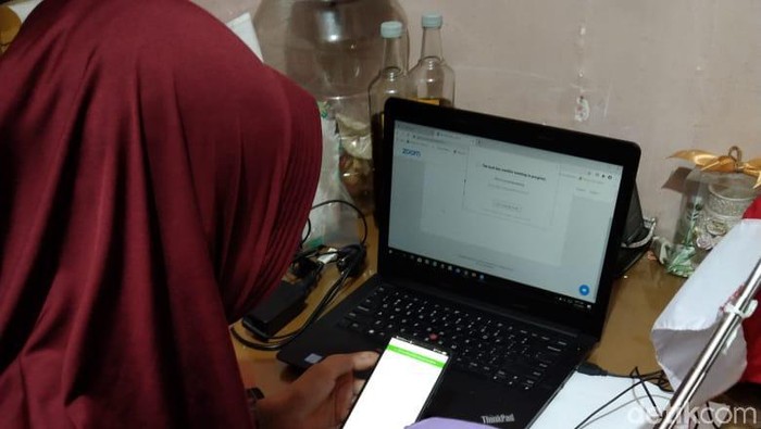 orangtua mendampingi anaknya belajar daring