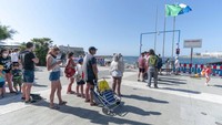 Alhasil, antrean masuk ke pantai pun tak terhindarkan. Masalahnya, jumlah wisatawan yang mau masuk ke pantai untuk berjemur di Spanyol memang begitu besar. Baik orang tua, muda-mudi hingga anak-anak, semua mau liburan ke pantai (Getty Images)