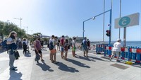 Saking tingginya antusiasme traveler, sejumlah pihak pengelola pantai di Spanyol sampai harus menutup pantai sementara untuk menerapkan social distancing. Diketahui, ada sekitar 55 pantai di kawasan Andalucia, Spanyol, yang terpaksa ditutup sementara (Getty Images)