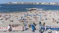Dalam semangat menekan penyebaran COVID-19, jumlah pengunjung ke pantai juga ikut dibatasi. Malah, ada sistem seperti lampu merah di jalan raya untuk mengatur keluar masuk turis (Getty Images)
